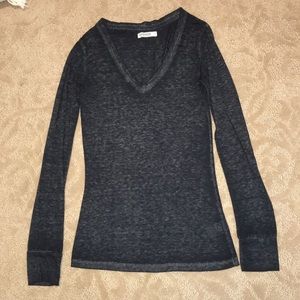 Fitted long sleeve v-neck